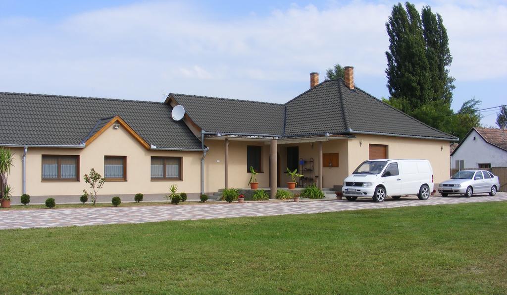 Готель Szerencsecsillag Vendeghaz Кішкйорйош Екстер'єр фото